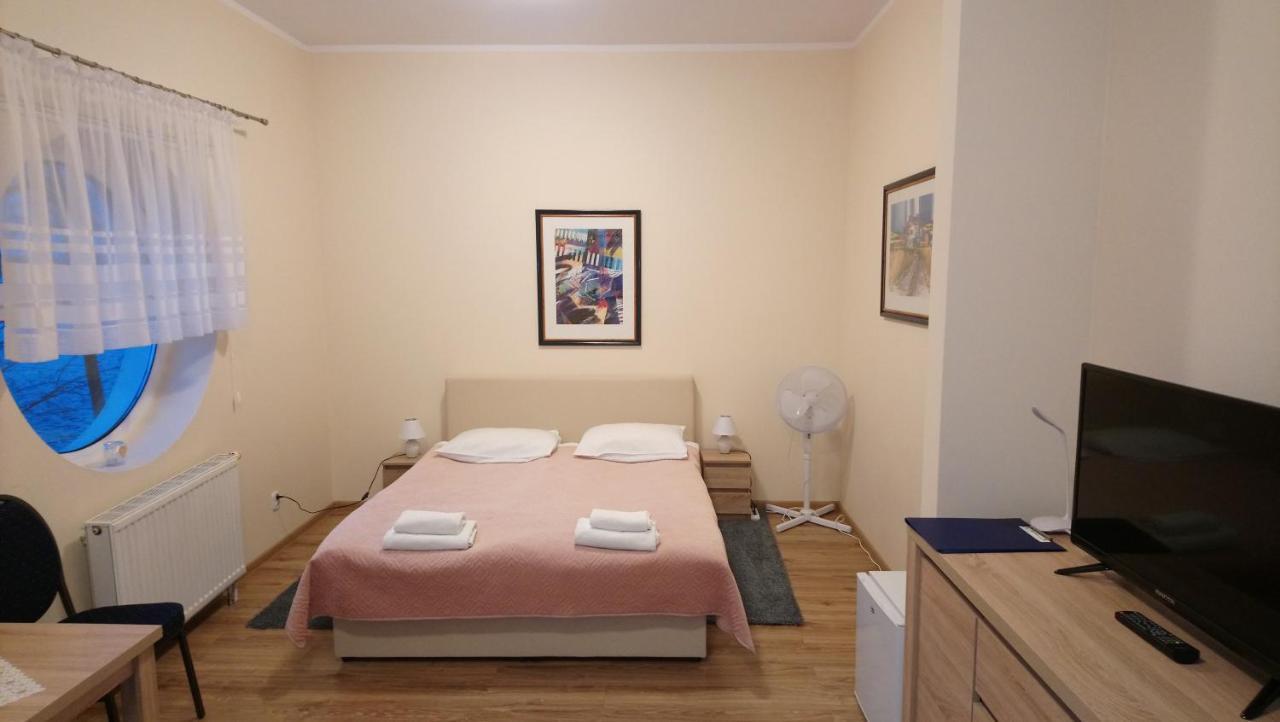 Hotel Mikorzyn Slesin  Bagian luar foto