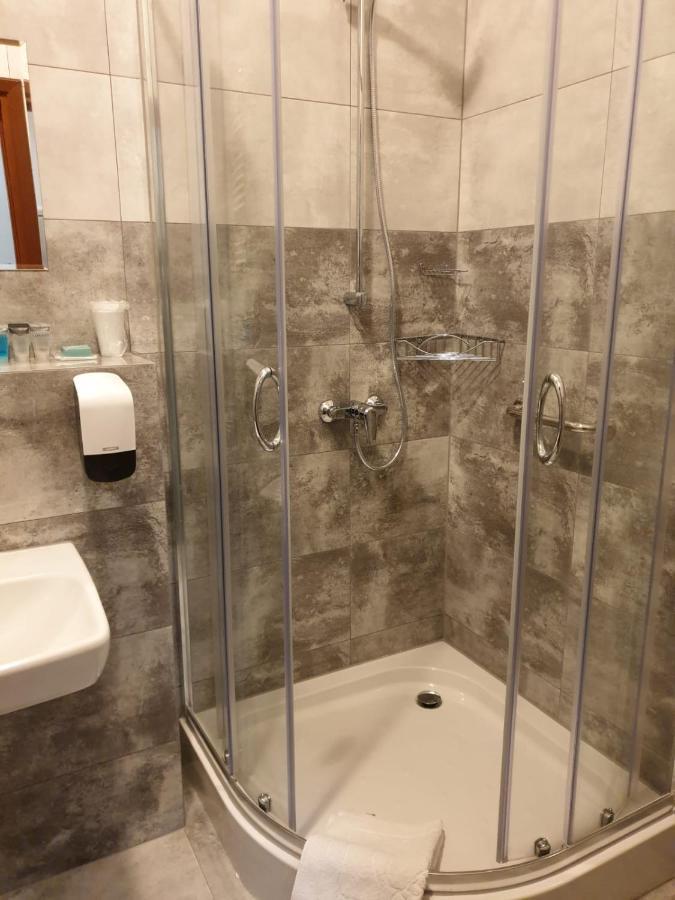 Hotel Mikorzyn Slesin  Bagian luar foto