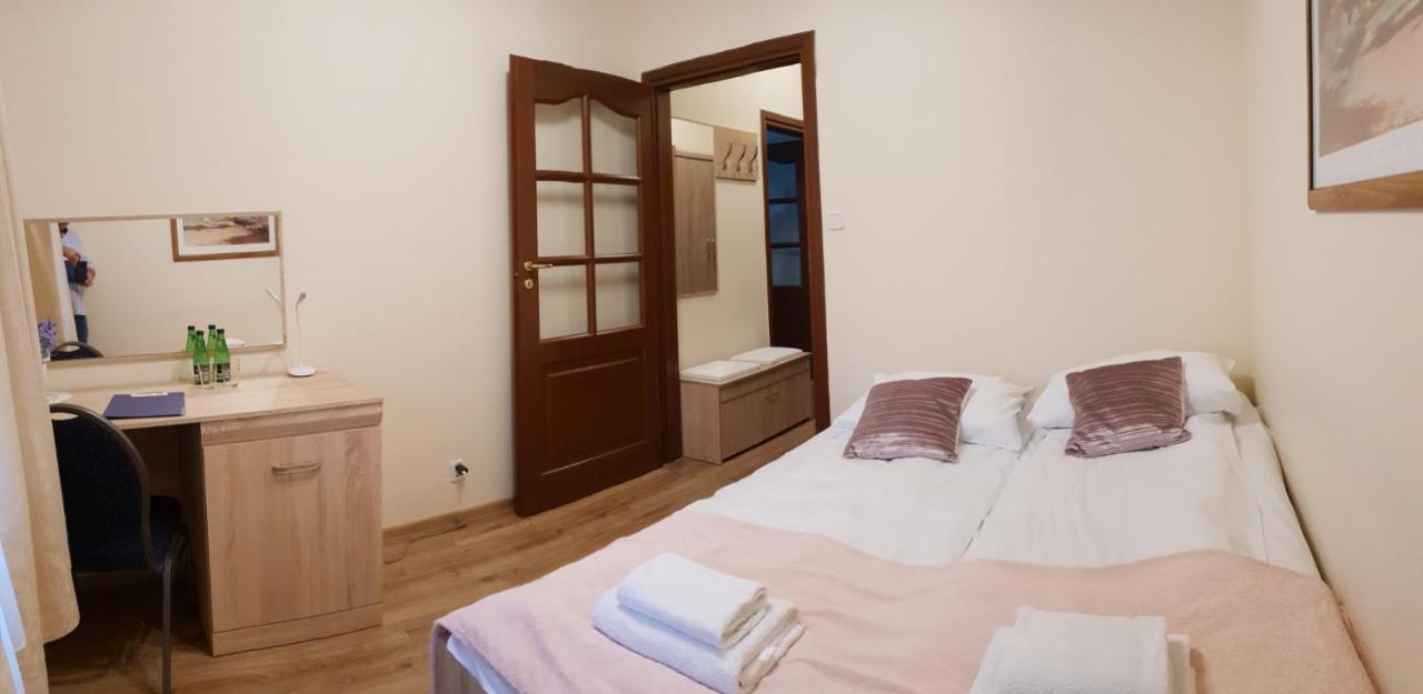 Hotel Mikorzyn Slesin  Bagian luar foto