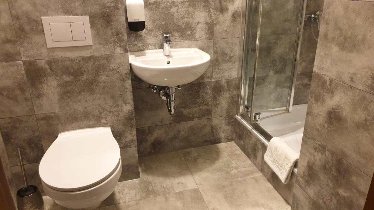 Hotel Mikorzyn Slesin  Bagian luar foto