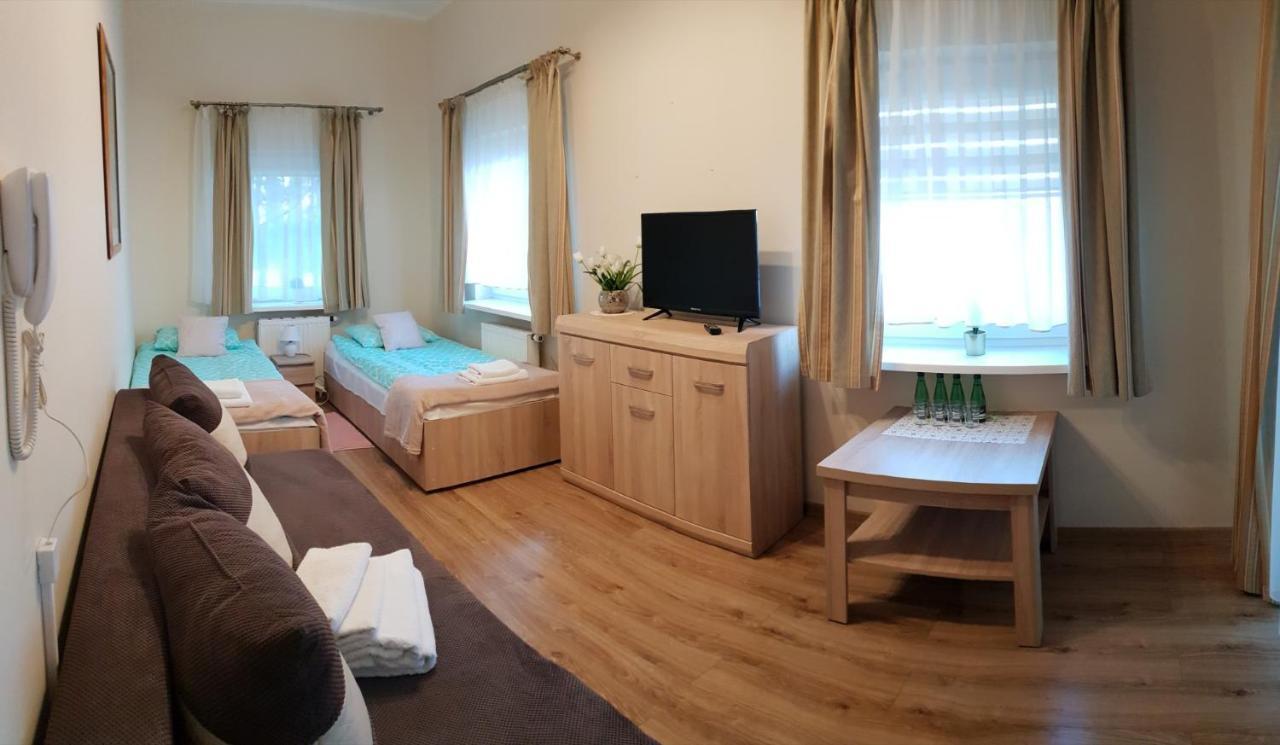 Hotel Mikorzyn Slesin  Bagian luar foto
