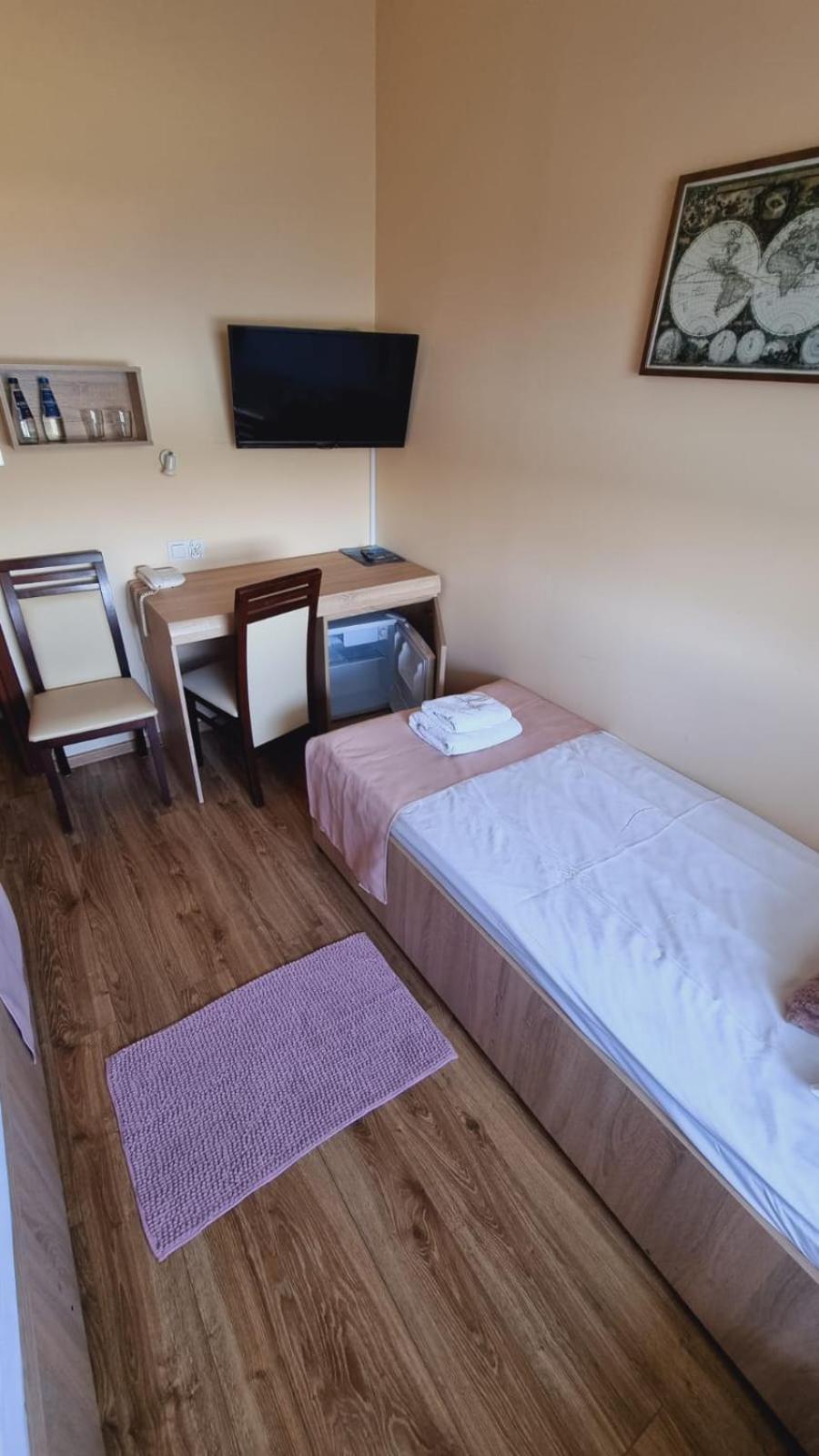 Hotel Mikorzyn Slesin  Bagian luar foto