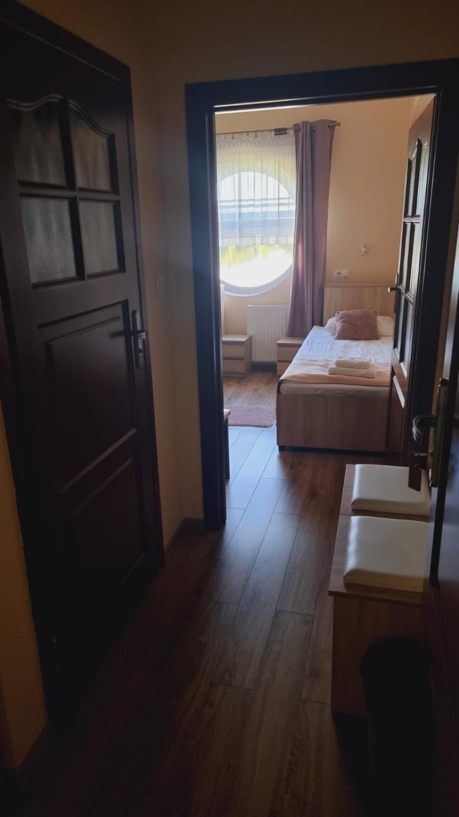 Hotel Mikorzyn Slesin  Bagian luar foto