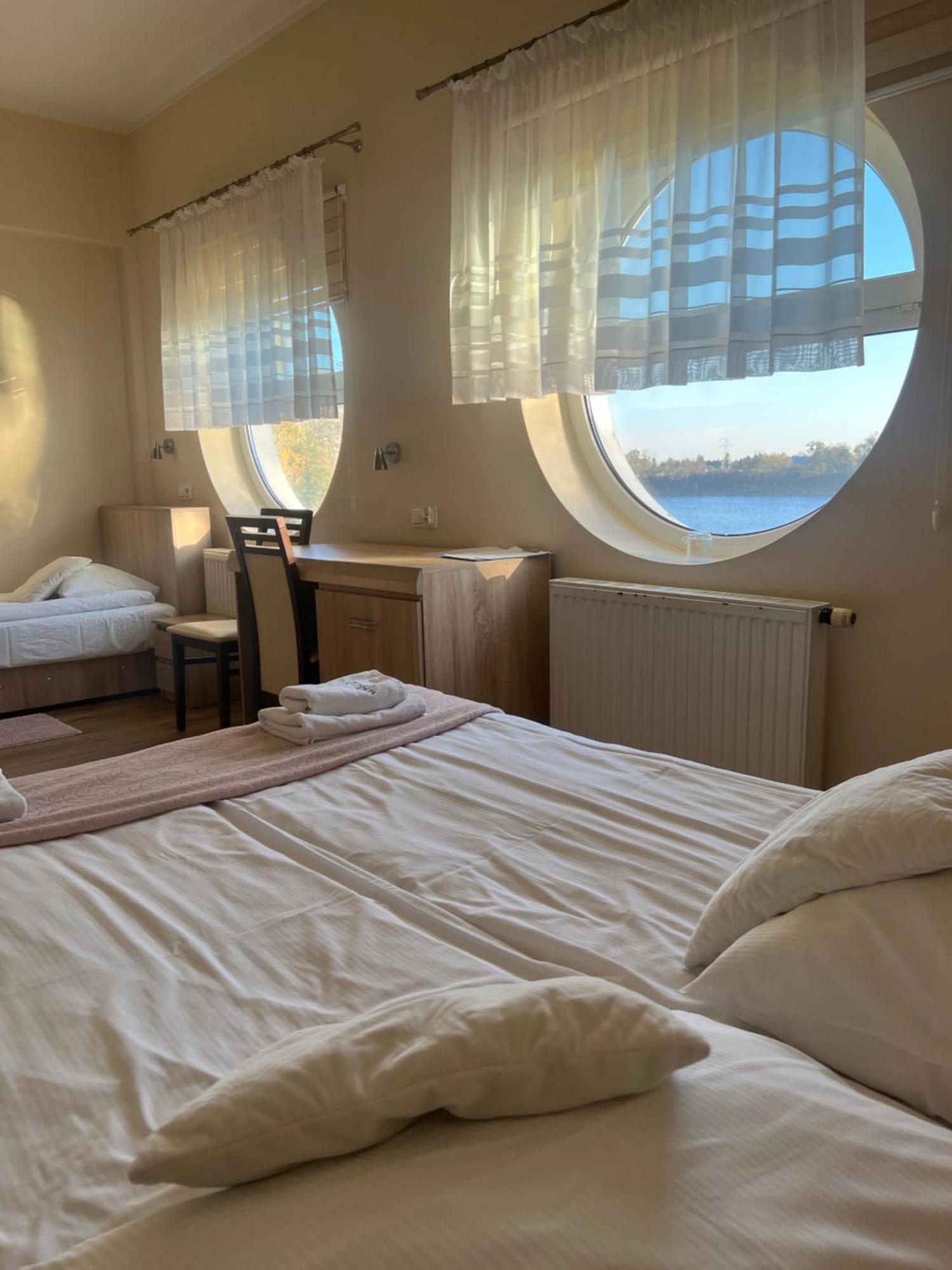 Hotel Mikorzyn Slesin  Bagian luar foto